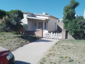 Casa dos dormitorios cochera a 100 metros del Mar en Claromeco
